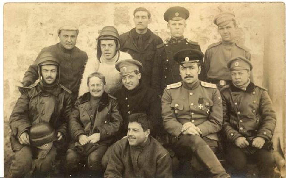 Бойно-Родзевич С.А. в окружении лётчиков.