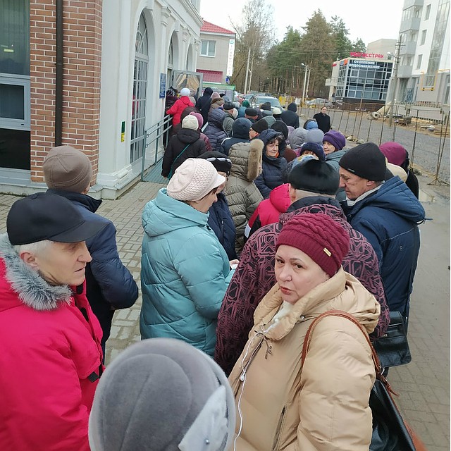В среднем в ожидании проводили три-четыре часа. Фото: Алена БЕЗМЕНОВА