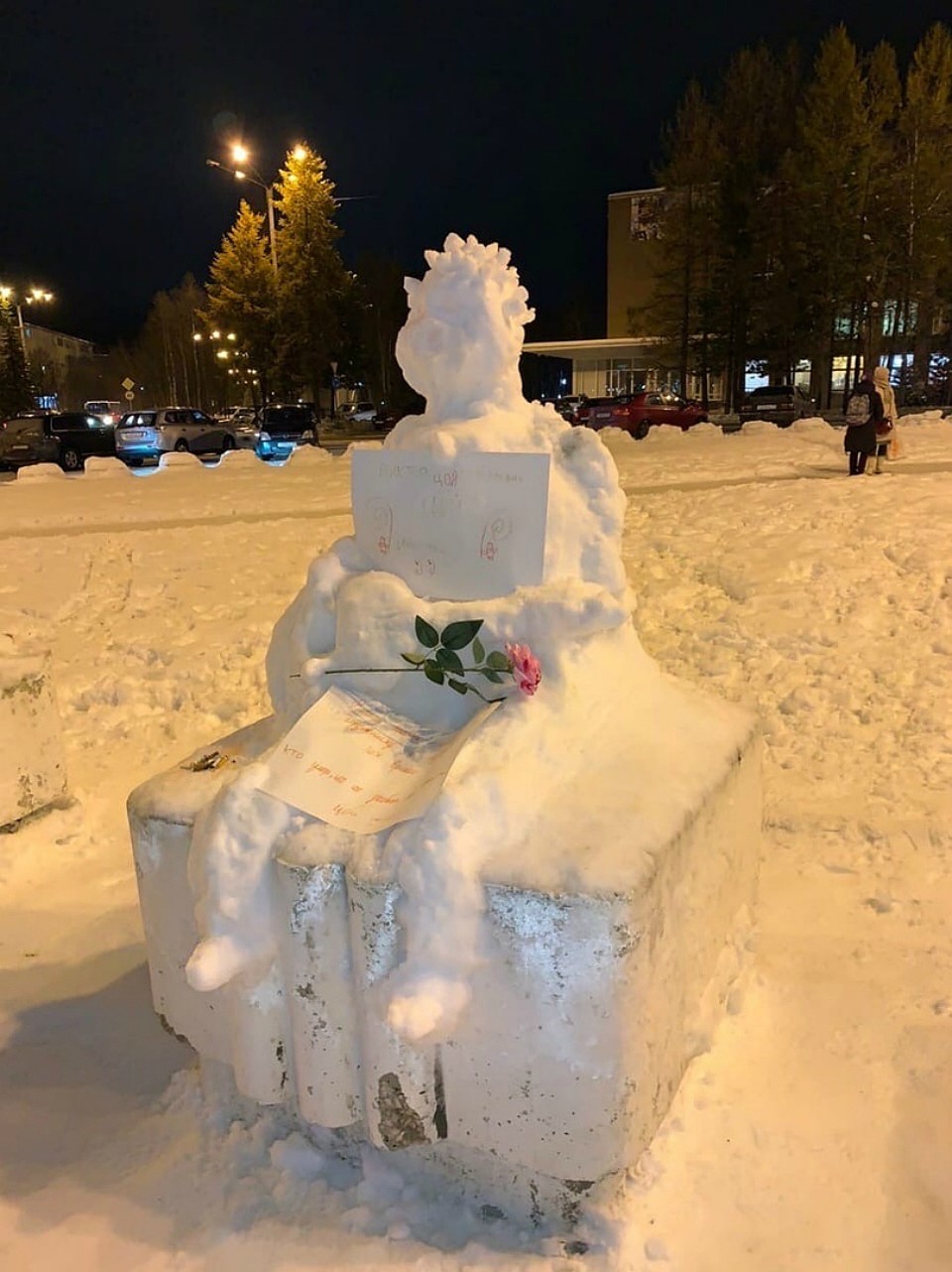 Знаменитого музыканта изваял пятиклассник Сережа вместе с друзьями. Фото: vk.com/narodnoetvx