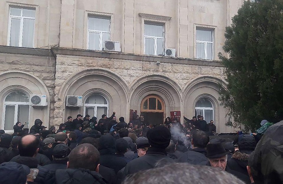 Митингующие заняли здание администрации президента Абхазии в Сухуме. Фото: Анжела Кучуберия/ТАСС
