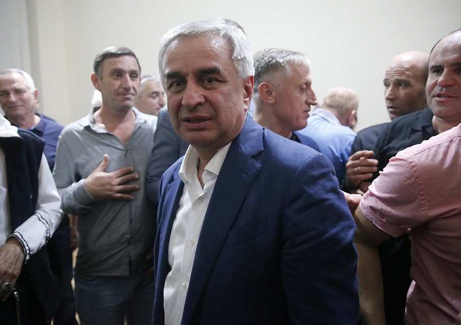 Выигрыш Хаджимбы президентских выборов в августе 2019-го стал причиной для дополнительной ненависти. Фото: Валерий Матыцин/ТАСС