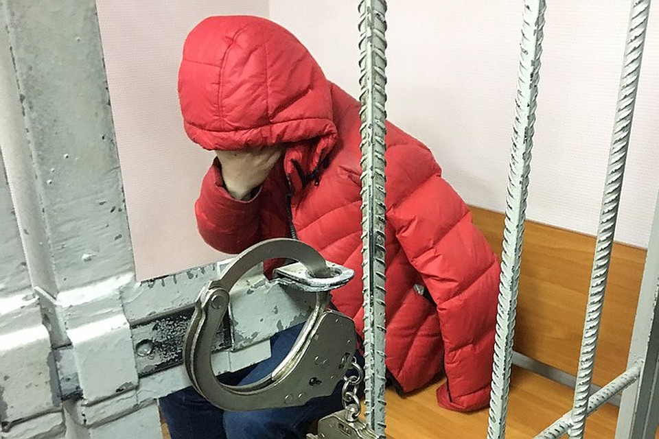 «Киллер» Николай Фролов прятал лицо от журналистов. Фото: Александр РОГОЗА