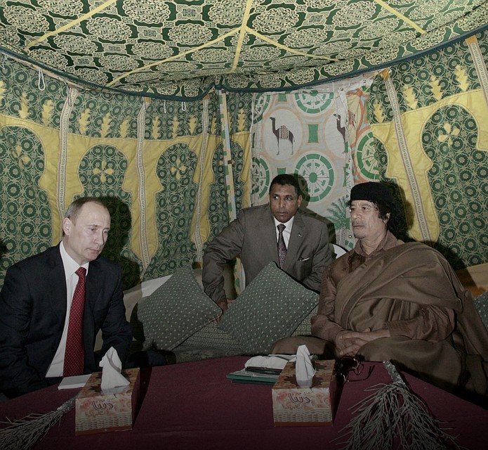 Путин и Каддафи в Ливии, 2008 год.