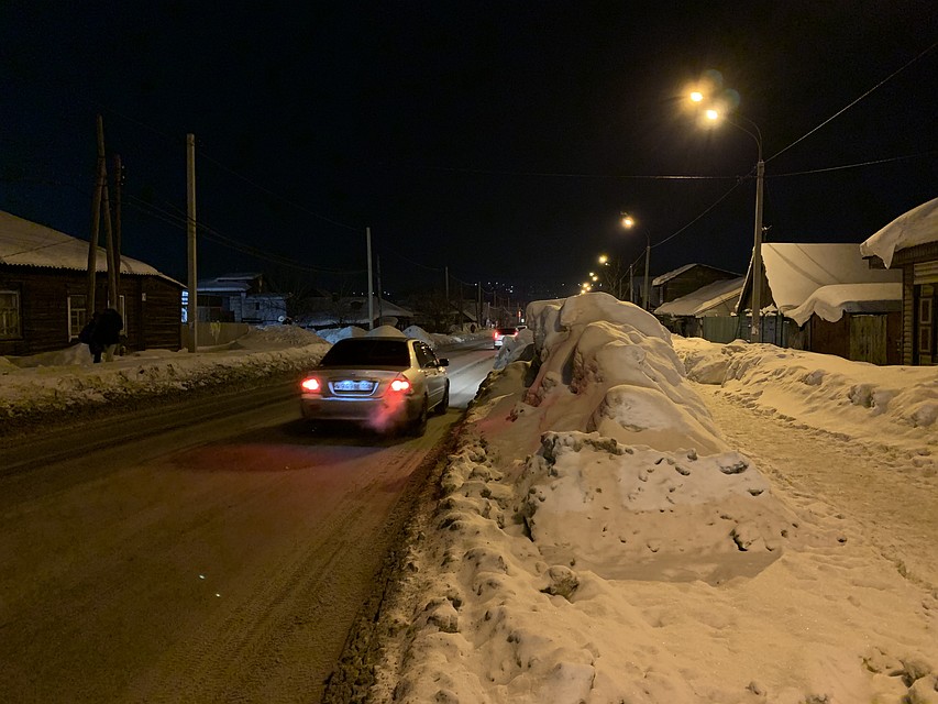 Сугробы размером с авто на ул. Челюскинцев Фото: БОРЗОВ Денис