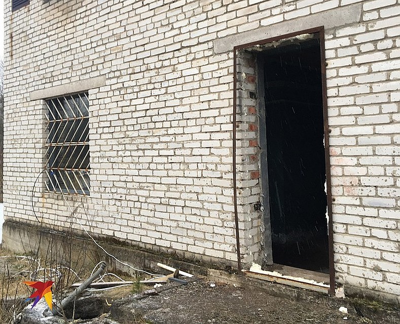 Вход в подсобку с обратной стороны ангара, вонь из дверного проёма невероятная. Фото: Ульяна СКОЙБЕДА