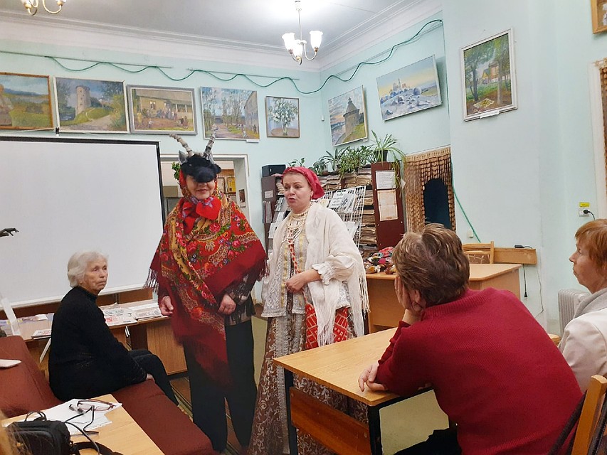 Фольклорист Евгения Листкова показала псковичам, как нужно наряжаться и колядовать в Святки. Фото: Елизавета Славятинская