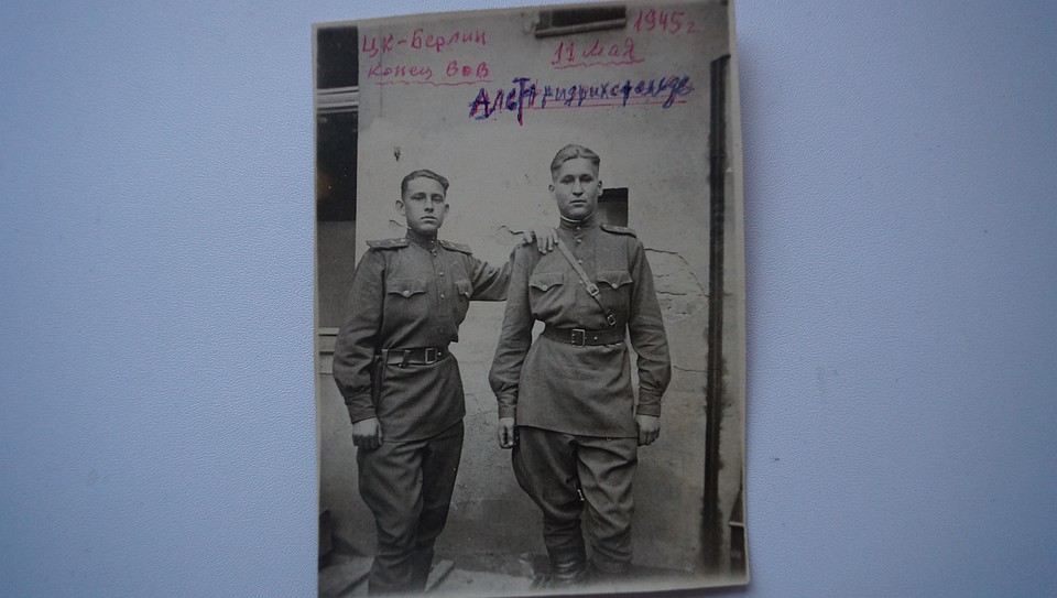 Юный Владимир Подрезов (слева) с товарищем во время службы в Берлине. Фото: Татьяна МИСТЮКОВА