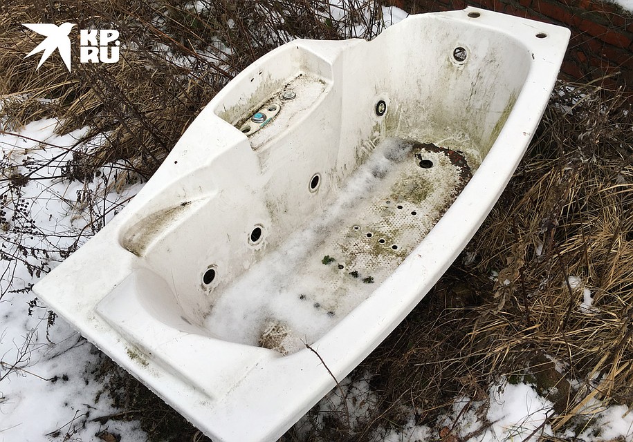 На улице валяется недешевая разбитая сантехника. Фото: Павел КЛОКОВ