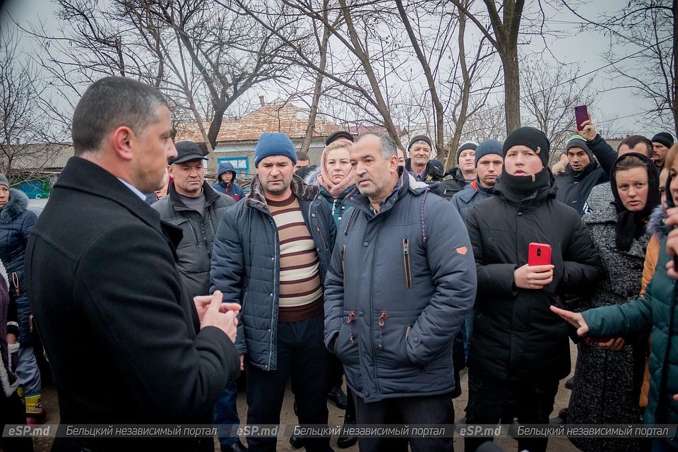 В бельцком пригороде Елизаветовке перекрыли дорогу и почтили память погибшего парня. Фото esp.md