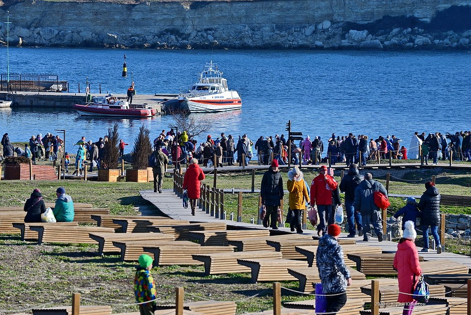 Желающие окунуться выстраиваются на берегу Фото: Юрий ЮГАНСОН