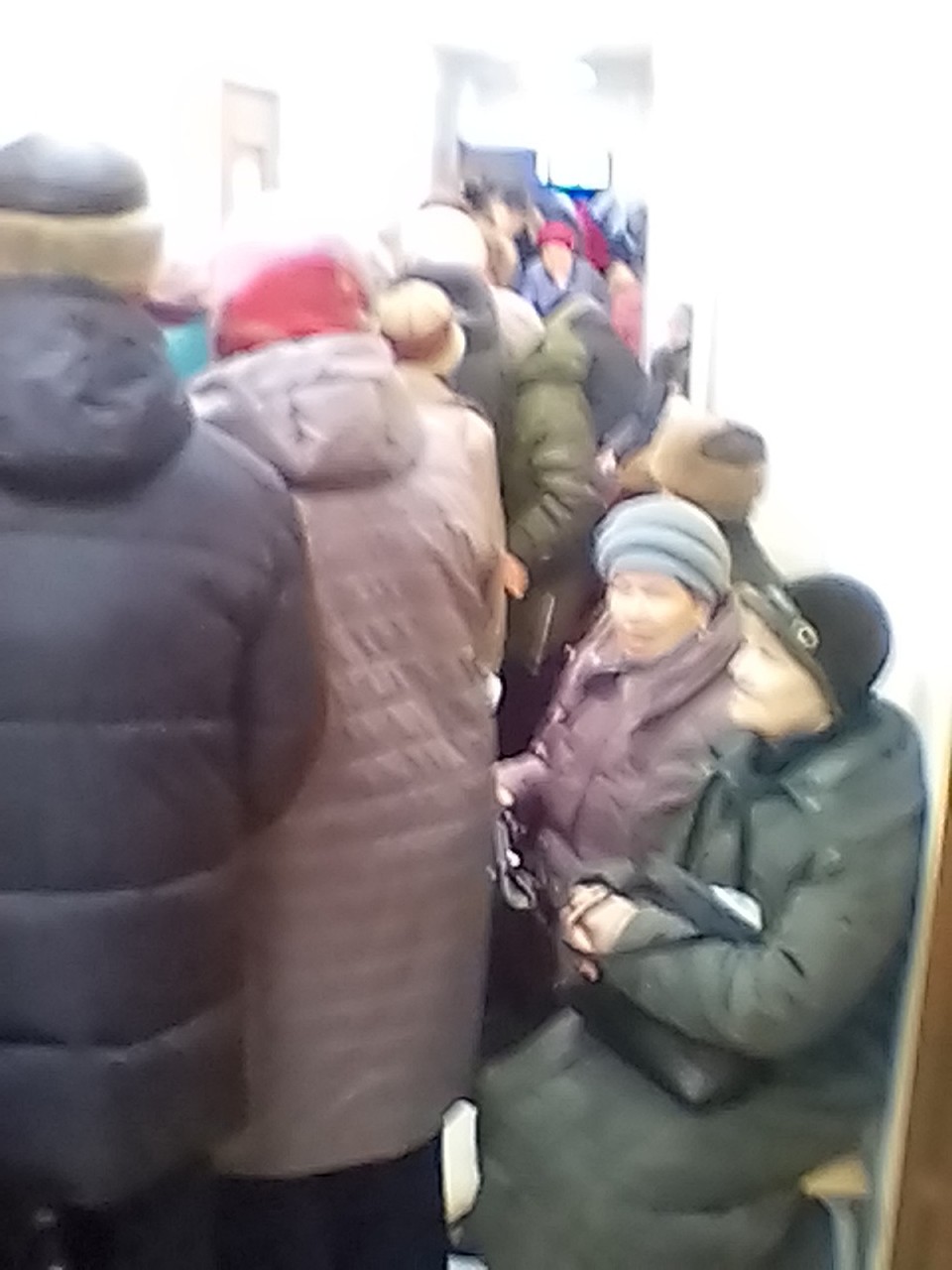 Такие очереди сегодня стояли в городском Центре соцподдержки. Фото: Эльвира ХРАПОВИЦКАЯ