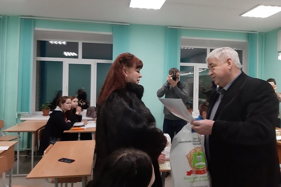 Благодарственное письмо за воспитание сына, совершившего геройский поступок, вручили и родителям. Фото предоставлено пресс-службой ГУФСИН России по Пермскому краю.
