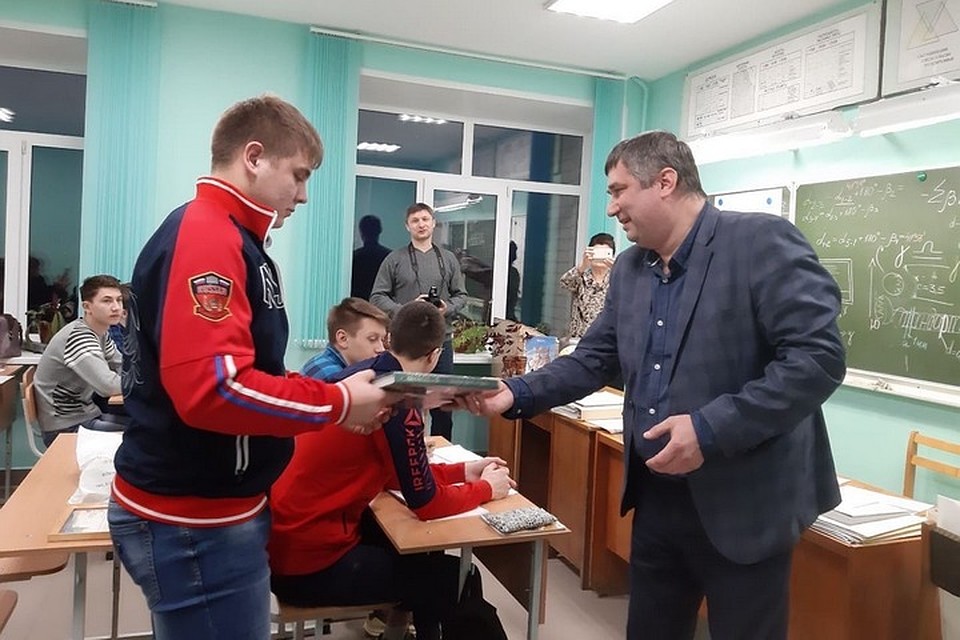 Момент награждения Благодарственным письмом. Фото предоставлено пресс-службой ГУФСИН России по Пермскому краю.