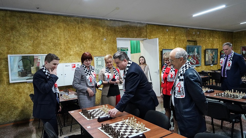 Главный судья соревнований Александр Ватлин демонстрирует гостям новое оборудование Фото: Сергей Суворов