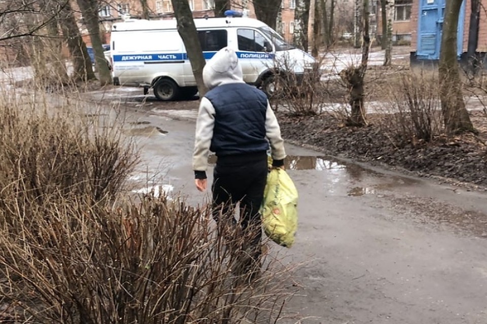 Жилец странной квартиры выносит труп собаки на помойку/ФОТО: Елена Пыркина