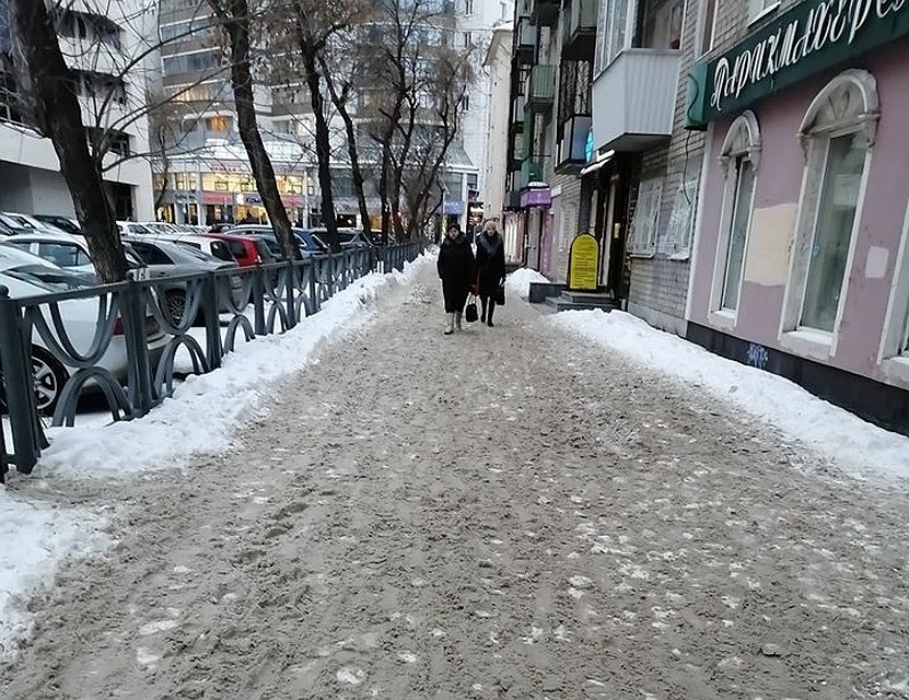 Фото неочищенного тротуара общественница опубликовала у себя в соцсети. Фото: Facebook Екатерины Петровой