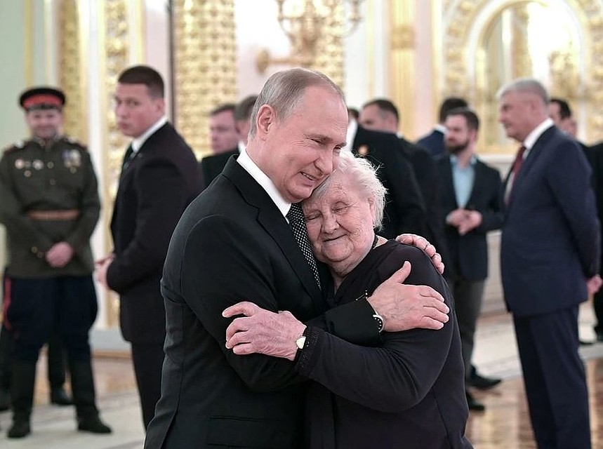Президент России Владимир Путин и его классная руководительница 86-летняя Вера Дмитриевна Гуревич. Фото: REUTERS