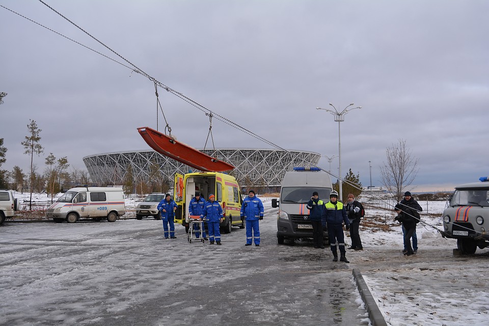В люльке пострадавшего от удара тока спустили на землю. Фото: Инна ШЕРЕМЕТЬЕВА