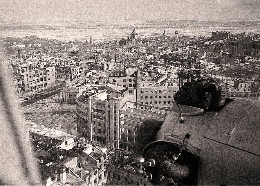 Полет над Воронежем после освобождения. Историческая фотография.