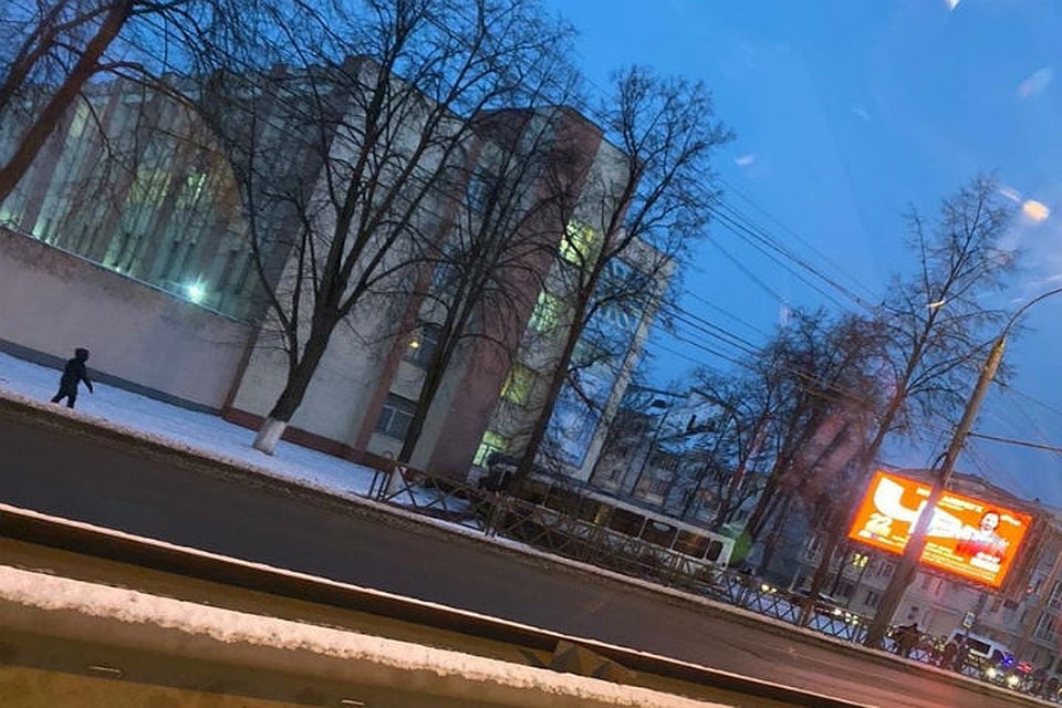 ЛИАЗ выехал на тротуар и врезался в стену здания военного училища Фото: Екатерина РЯБЦЕВА
