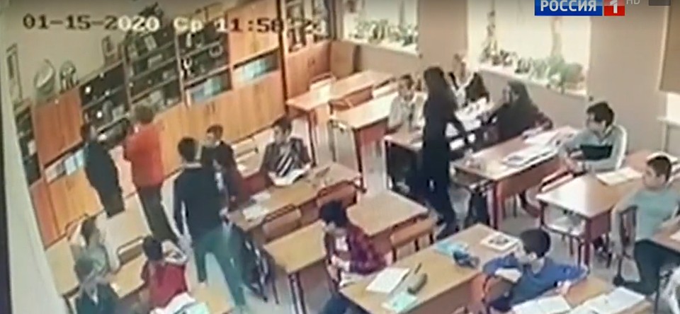 Стоп-кадр с видеокамеры, установленной в классе, где видно, как ученик бьет учителя. Фото: Канал "Россия 1"