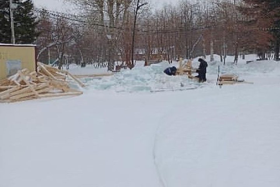 Директор парка пояснил, что у горки разобрали только ее спиральную часть. Фото: "Нетипичный Новосибирск"
