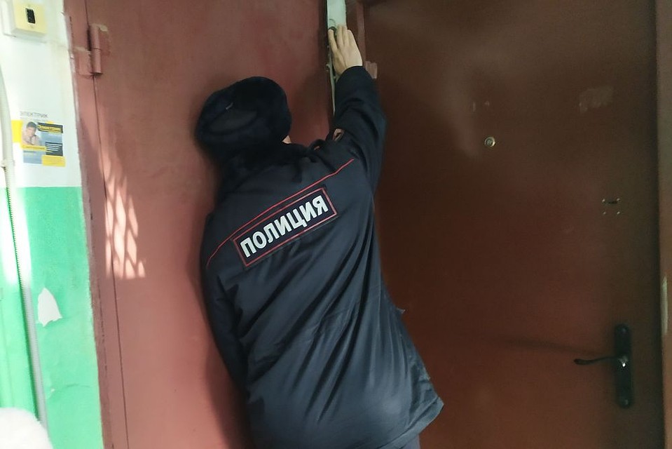Пожилой хозяин квартиры не реагировал на звонок и стуки в дверь Фото: Милана СОКОЛ
