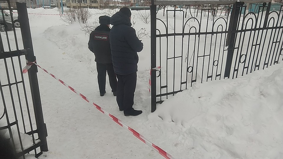 Паавоохранители пытаются понять, откуда стреляли. Фото: Никита МАНЬКО