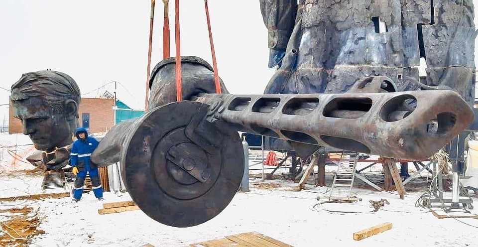 На стройплощадку Ржевского мемориала доставили бронзовый автомат Фото: rvio.histrf.ru
