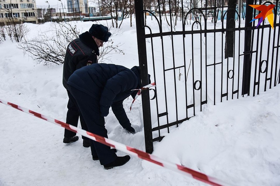 Криминалисты осматривают место, где был найден убитым Арчибасов, - прямо у ворот школы. Фото: Алена МАРТЫНОВА