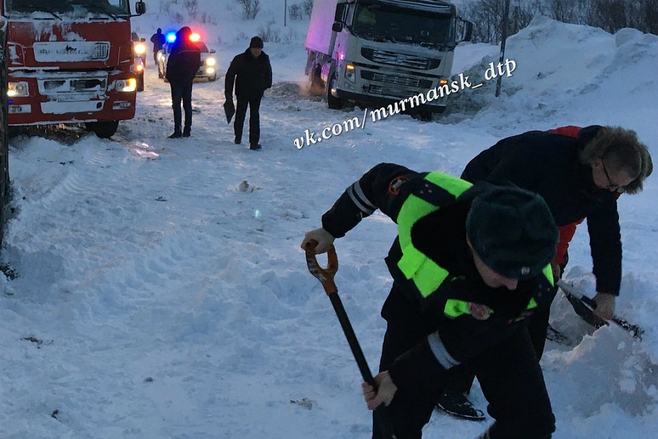 Сотрудник ГАИ тоже помогал чистить дорогу от завалов снега. Фото: Мурманск ДТП ЧП