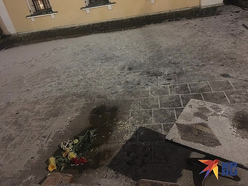 Люди, подходившие к храму с цветами, приносили цветы на темный отпечаток на земле, в котором еще угадывалась фигура человека. Фото: Евгения СУНДУКЯН