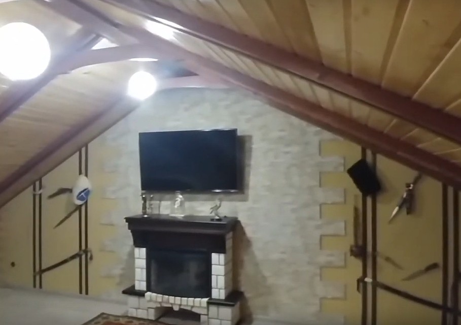 Пятна крове на втором этаже перед камином. Фото: стоп-кадр видео СК РФ.