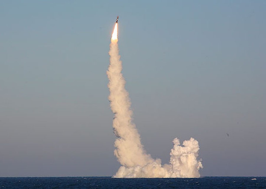 Пуск ракеты «Булава» с подводной лодки «Юрий Долгорукий». Фото: wikimedia.org