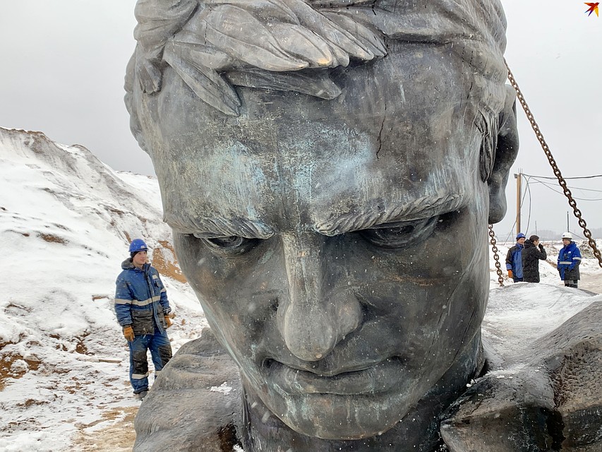 Голова воина перед монтажом. Фото: Татьяна РУМЯНЦЕВА