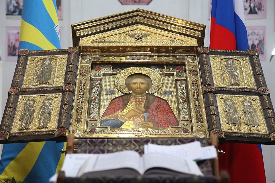 На створках — сын Невского Даниил Московский, пра-правнук Дмитрий Донской, а внизу изображены Пересвет и Ослябя. Фото: mitropolia74.ru