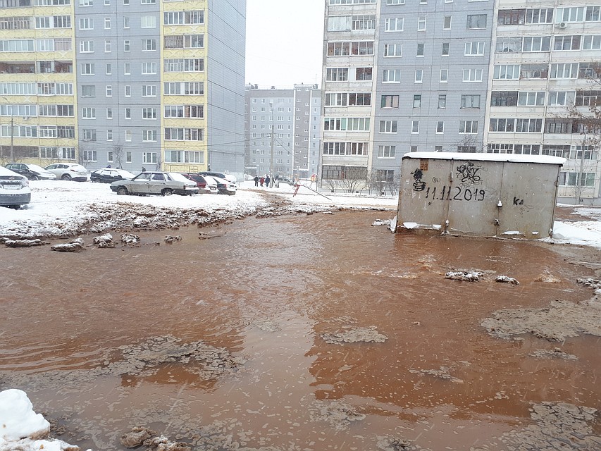 По словам сотрудников детского сада, несмотря на порыв, с водоснабжением все было хорошо – учреждение работает от другой трубы. Впрочем, по территории садика тоже текли ручьи Фото: Анастасия Захарова