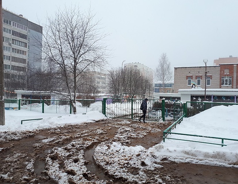 На наших глазах один ребенок пробрался через лужу по ограде детского садика. Фото: Анастасия Захарова