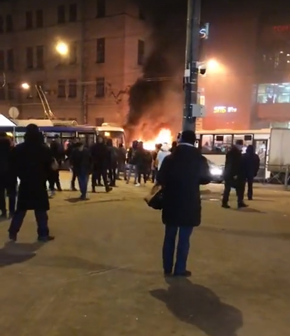 Вокруг пожара между тем образовалась толпа зевак. Фото: vk.com/spb_today