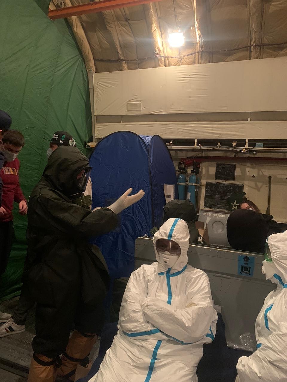 Все в защитных костюмах. Фото: Анна Коняхина Фото: Личная страничка героя публикации в соцсети