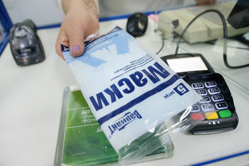 Производители масок заявляют, что отпускная цена не изменилась - следовательно, "скачок" происходит на уровне дистрибьюторов или самих аптек. Фото: Артем КИЛЬКИН