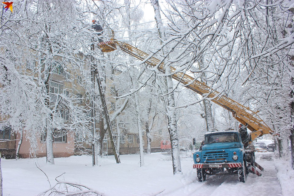 Сегодня из-за непогоды на уборку снега в Республике вышло больше шести тысяч коммунальщиков. Фото: Никита МАКАРЕНКОВ