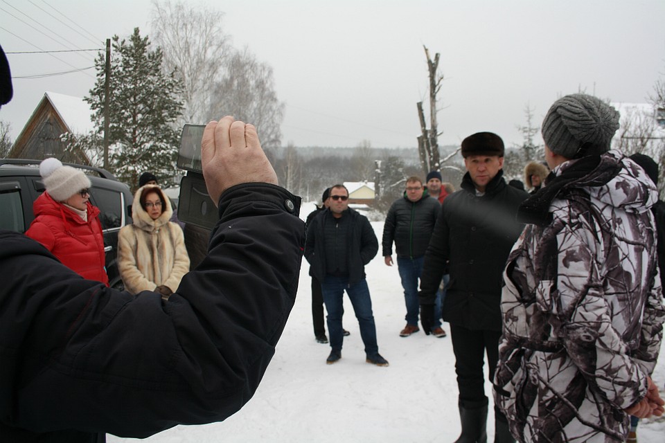 Активисты настойчиво просили представителей власти ответить на вопросы жителей Фото: Александр МАКАРОВ