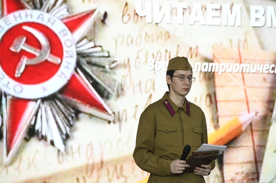 Туляки прочитали "Солдатские письма" в атриуме Тульского кремля Фото: Алексей ФОКИН