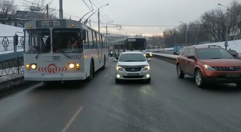 Движение перекрыли. Фото: стоп-кадр Алексей ЕГОРОВ.