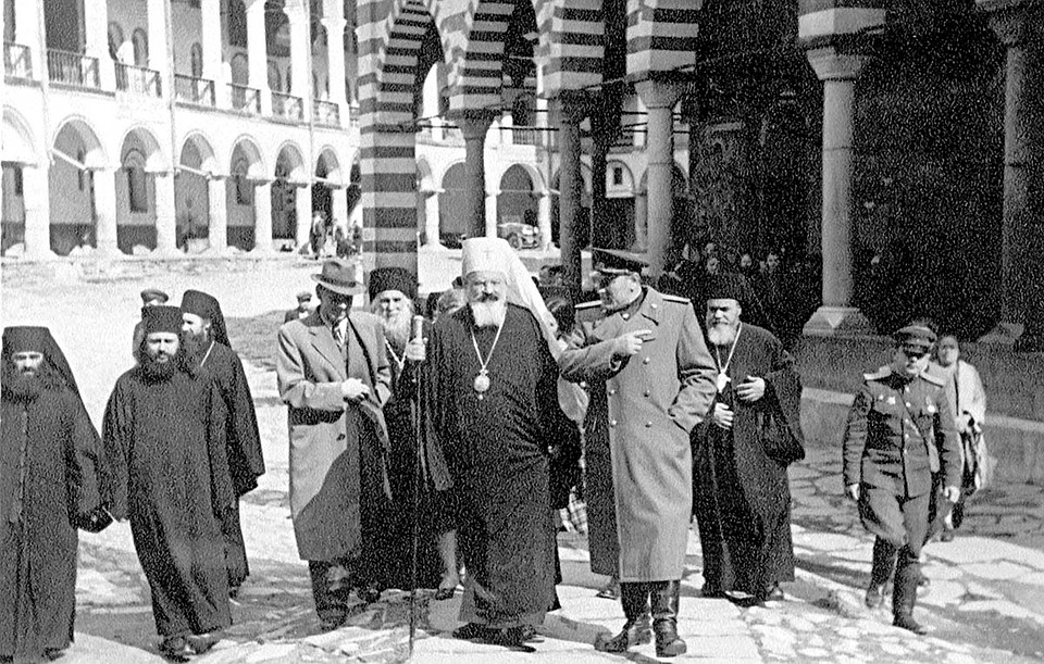 Генерал-лейтенант А.П. Белобородов в Рильском монастыре. Болгария, 1945 г. Фото: Министерство обороны РФ