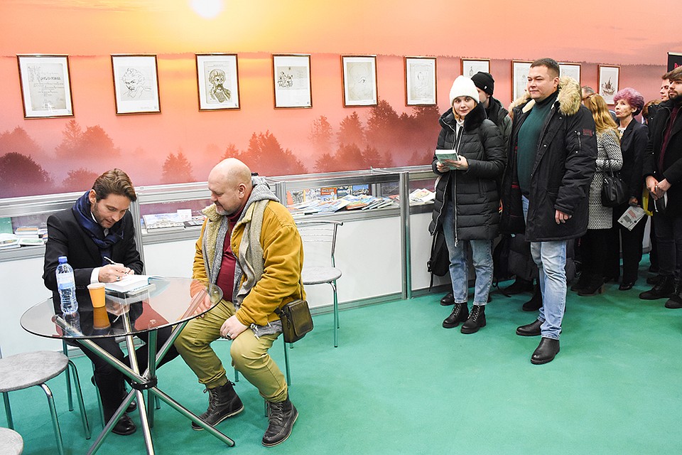 После встречи писатель раздал автографы. Очередь за автографами не заканчивалась в течение нескольких часов Фото: Татьяна МАТУСЕВИЧ