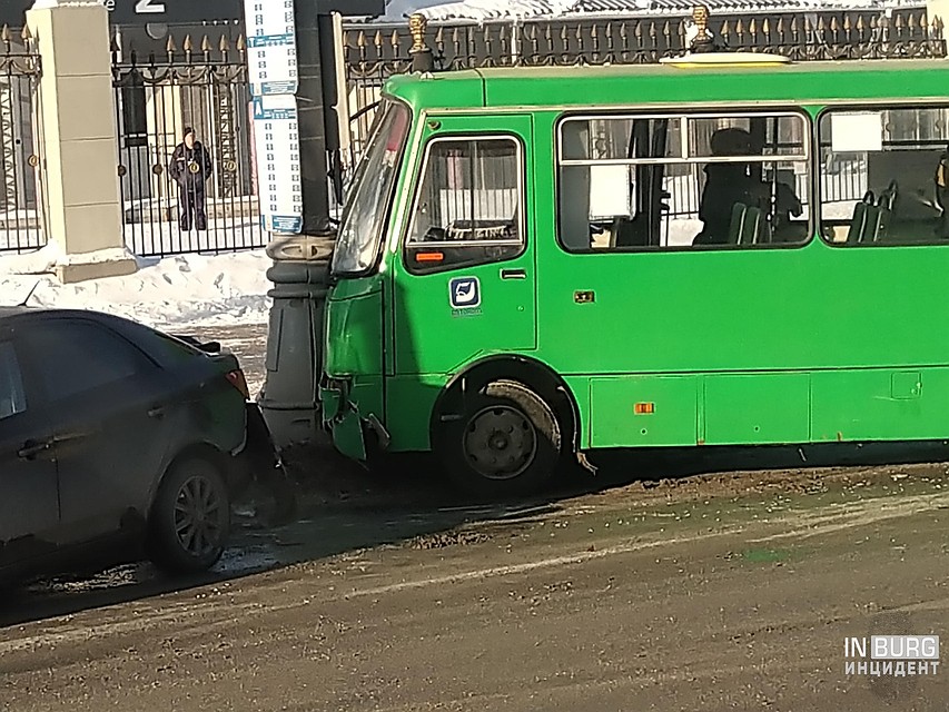 Одна из маршруток влетела в столб, а иномарка - под троллейбус. Фото: группа "ВКонтакте" "Инцидент Екатеринбург