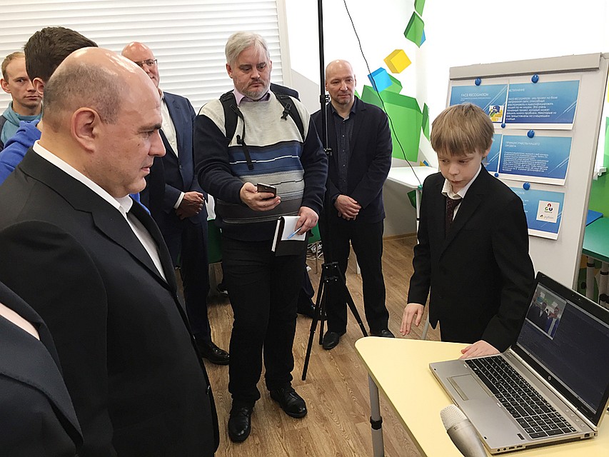 В новгородском кванториуме ребята показали Мишустину свои проекты Фото: Елена КРИВЯКИНА