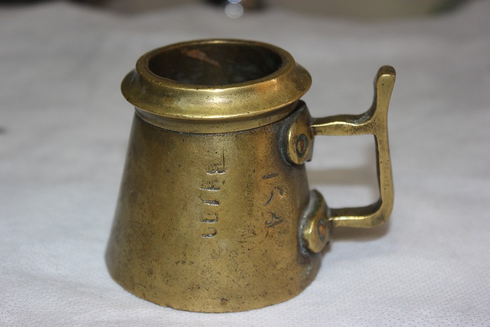 Мерная латунная кружка – 1891 год (г. Санкт-Петербург) Фото: Никита МАКАРЕНКОВ, Павел ХАНАРИН